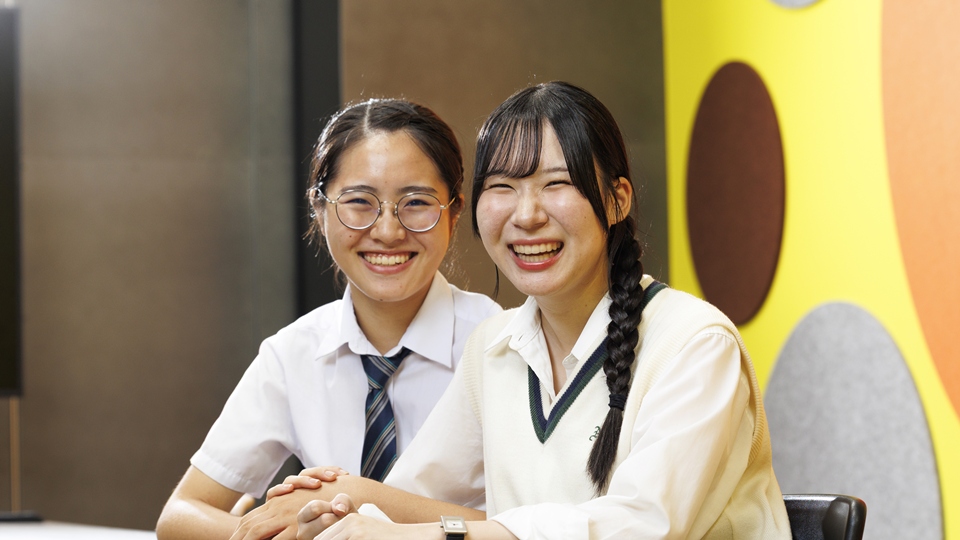 都内の公立中等教育学校に通う河田凜子さん（左。5年生＝高校2年生）と、都内の私立高校に通う上遠野小杏さん（右。3年生）/玉井幹郎撮影